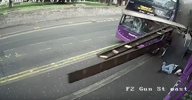Un hombre arrollado por un autobús se levanta y se dirige a un pub (Vídeo)