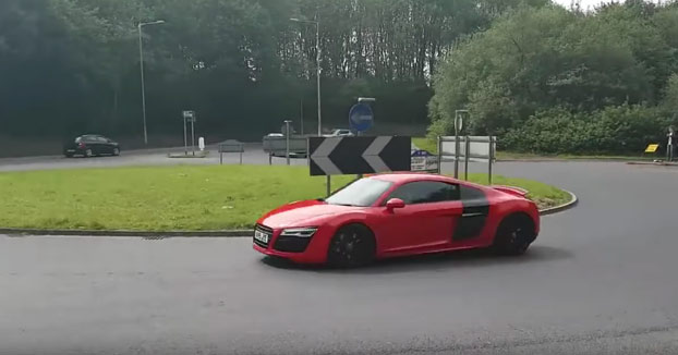 Se puso a vacilar con su Audi R8 en una rotonda y... Karma instantáneo