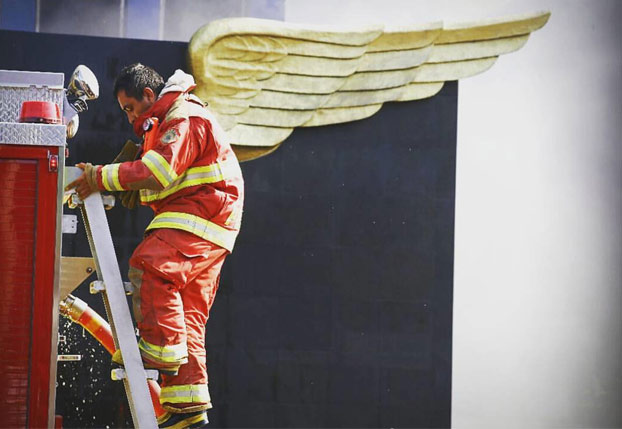 Esta es la historia detrás de la fotografía del ''bombero con alas''