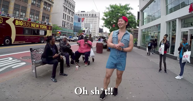 Reacciones: Hombre caminando 10 horas por Nueva York con un mono y enseñando pierna