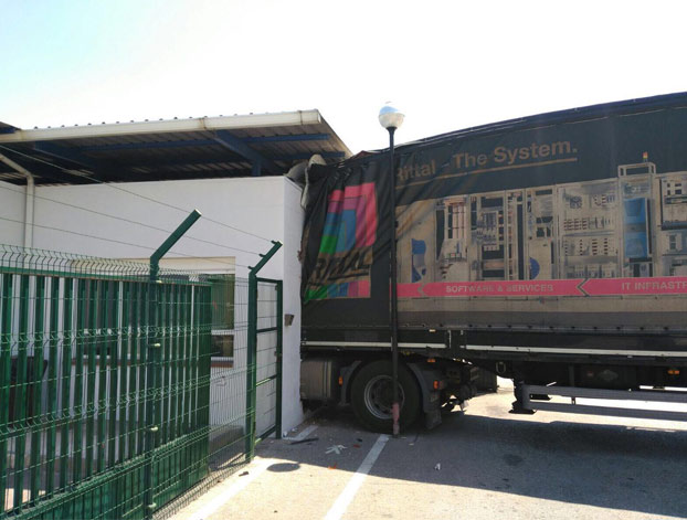 Empotra su camión contra la fábrica de Iveco de Madrid porque no le dejaban pasar con chanclas