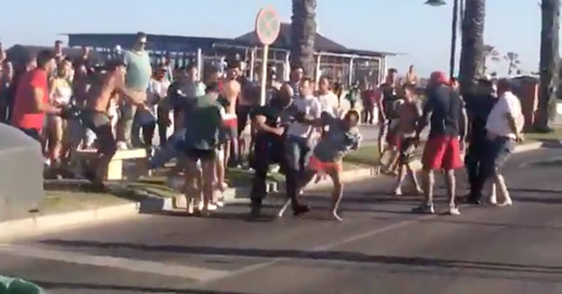 Dos porteros apuñalados en un club de playa de Los Álamos. Vídeo de la detención de los agresores
