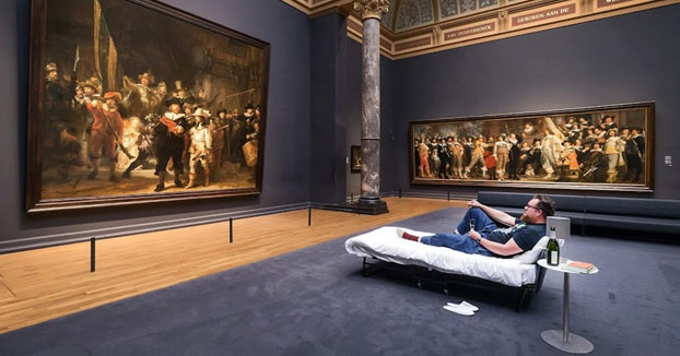 El visitante número 10 millones del Rijksmuseum ganó el derecho a pasar la noche frente a 'La ronda de noche' de Rembrandt