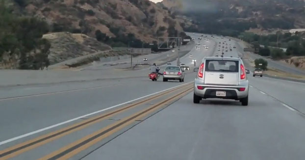 Furia en la carretera: Una pelea entre dos vehículos casi acaba con la vida de un conductor que no tenía nada que ver