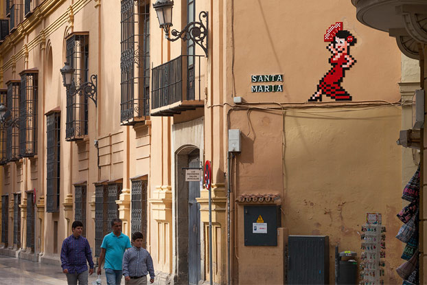 La invasión de los mosaicos de Invader en Málaga. El Obispado se pone 'flamenco' con el artista