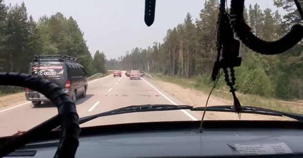 Cómo transportar unos troncos de madera en un Lada. De la siguiente manera...