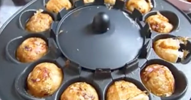 La máquina automática que voltea el Takoyaki