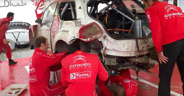 Mecánicos reparan este coche siniestrado en 30 minutos