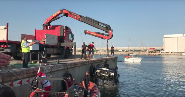 Un mecánico se tira al mar con el Mercedes de un cliente moroso en el puerto de Arenys de Mar