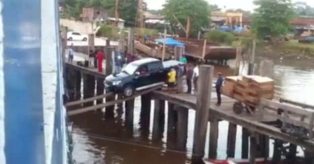 Gran expectación para ver como meten el coche en el barco