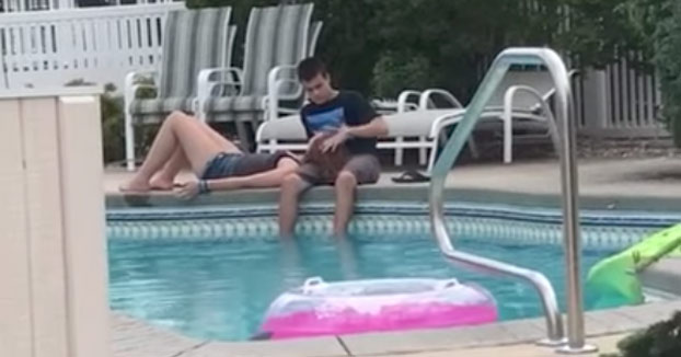 Tío troll: Arruinando una bonita escena de amor adolescente en la piscina