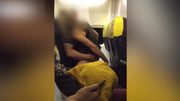 pareja intenta tener sexo avion Ryanair