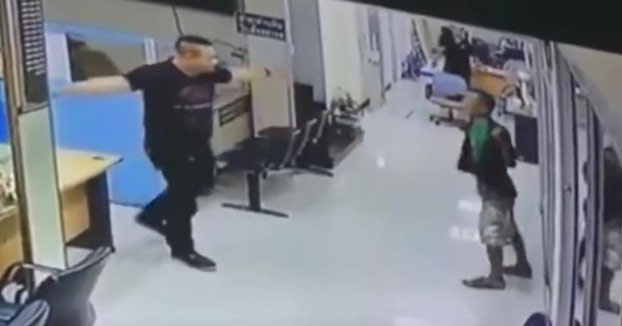 Asalta una comisaría con un cuchillo, pero no se esperaba una reacción así de este policía