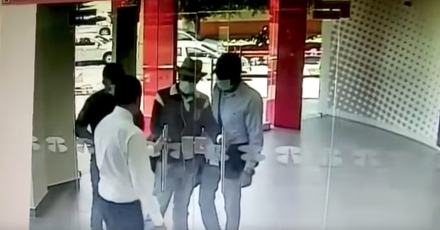 Tres hombres se disponían a robar el banco, pero no contaban con la rapidez de uno de los empleados