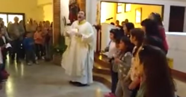 Este sacerdote anima a toda su iglesia al ritmo de ''Despacito''