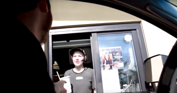 La gran venganza de esta empleada del McDonald's a un cliente por pitar con el coche