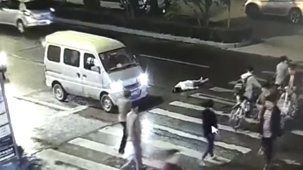 video mujer atropellada paso peatones china
