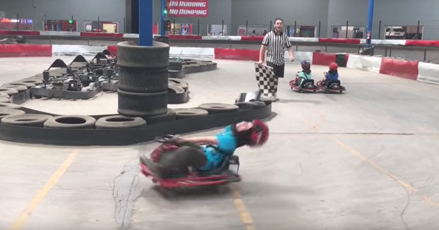 El chaval que no paraba de dar vueltas en el kart ya es toda una estrella de Internet