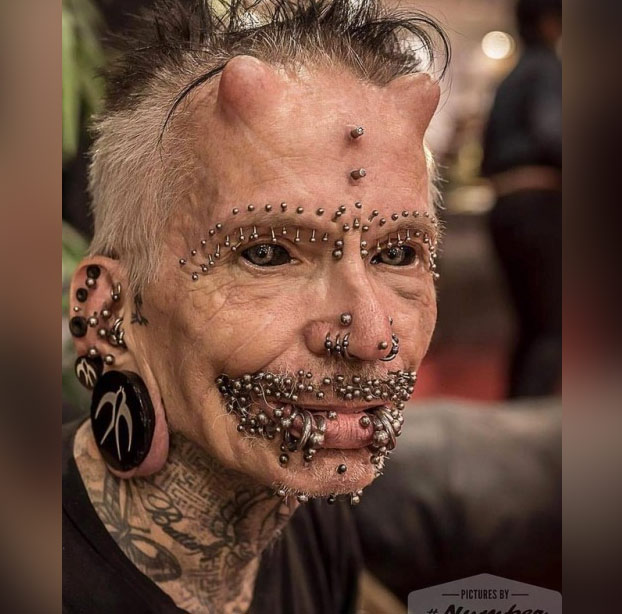 Rolf Buchholz, la persona con más modificaciones corporales, incluidos dos cuernos y más de 450 'piercings'