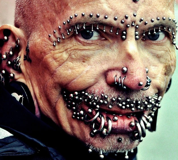Rolf Buchholz, la persona con más modificaciones corporales, incluidos dos cuernos y más de 450 'piercings'