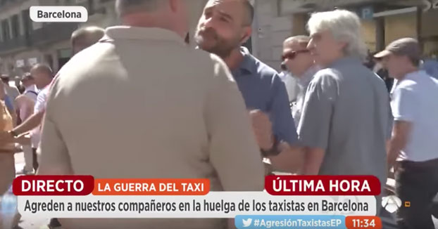 Taxistas agreden a un reportero de Antena 3 durante la huelga de los taxistas en Barcelona