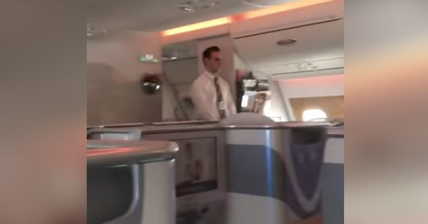 Pillan a una azafata de Emirates Airlines echando el champán de una copa a la botella