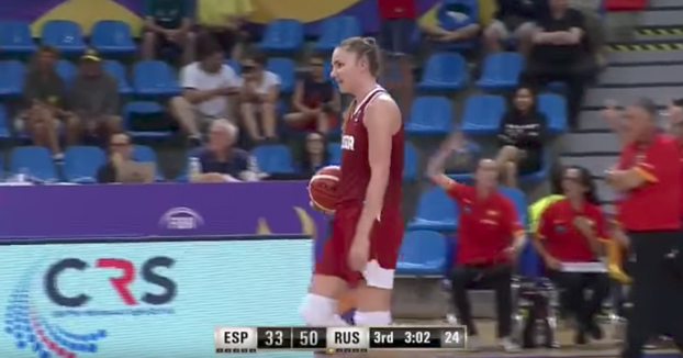 Empanada monumental durante un partido de basket del Mundial Sub-19 entre España y Rusia