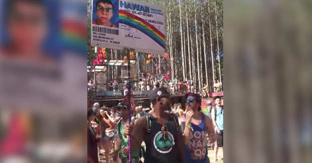 Está en un festival con un cartel del DNI de McLovin y de repente aparece el auténtico McLovin