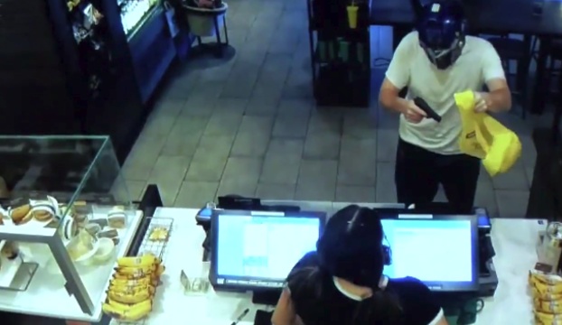 hombre entra con pistola a robar Starbucks fresno