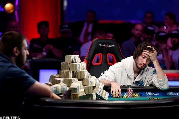 jugador de cartas novato gana World Series of Poker