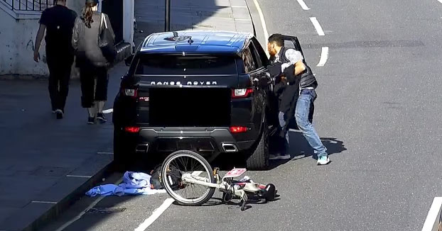 Este ladrón desvalija un Range Rover a plena luz del día y pretende irse en su bici tranquilamente, pero...