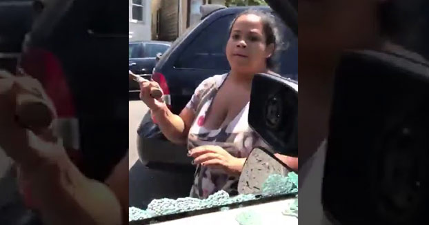 Una madre destroza a martillazos el coche de su marido con sus dos hijos en el interior