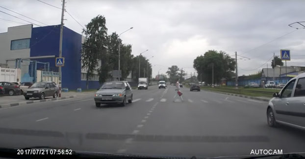 La mujer iba cruzando la calle por un paso de peatones cuando de repente...