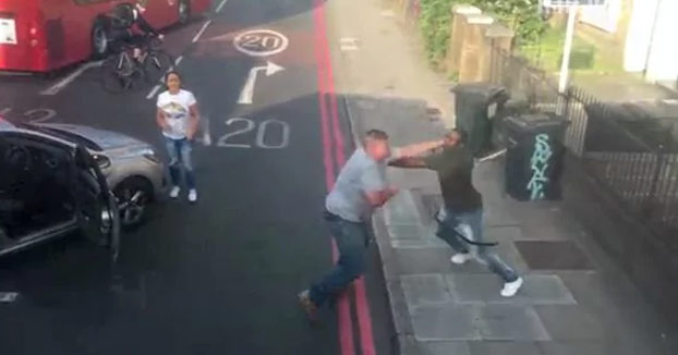 Violenta pelea entre dos conductores en una calle de Londres