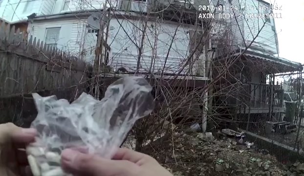 policia baltimore coloca droga para inculpar hombre