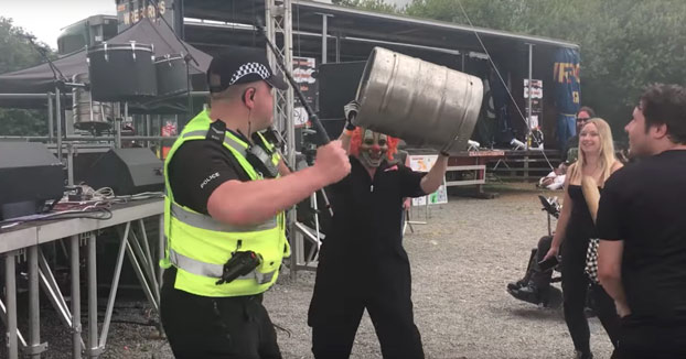 Este policía disfrutó como un fan más en un concierto de Slipknot