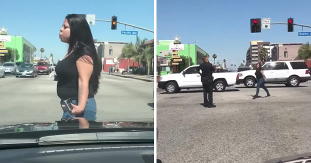Una mujer la lía en una intersección y el policía le quita la tontería