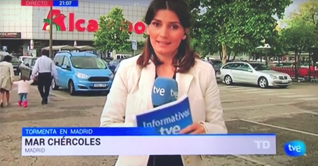 Esta reportera de TVE sale corriendo del plano tras ponerse nerviosa y trabarse