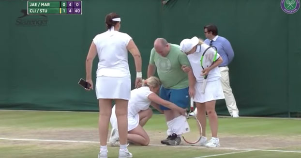 Aconseja a las mujeres cómo jugar al tenis y lo sacan al campo a que muestre sus habilidades