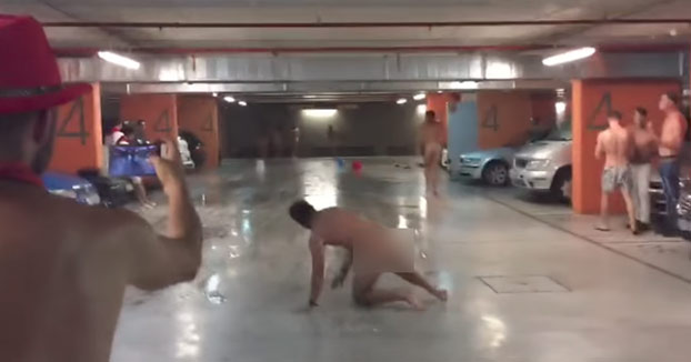 San Fermín: Acaban la noche desnudos en un parking como su fuera un aquapark