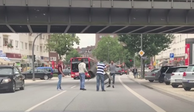 video ataque hombre cuchillo hamburgo