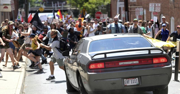 Un coche atropella a un grupo de personas en Charlottesville tras la marcha supremacista