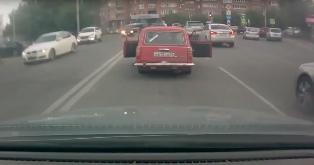 Coordinación entre amigos para ir frenando el coche en el que van