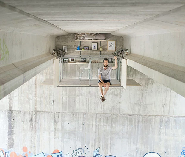 Un diseñador español construye su estudio bajo un puente en Valencia