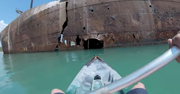 Expedición en kayak por un barco abandonado