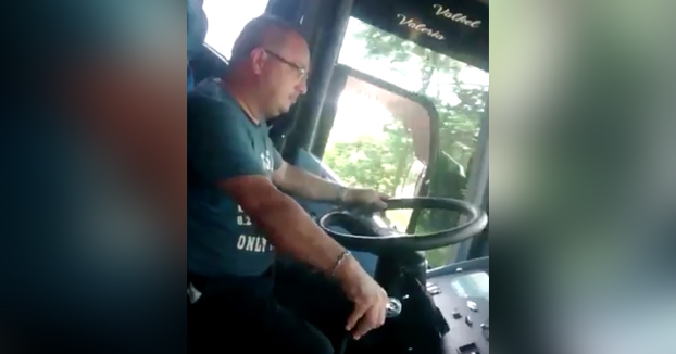 Final inesperado: Conductor de autobús pone el piloto automático y se pone a bailar