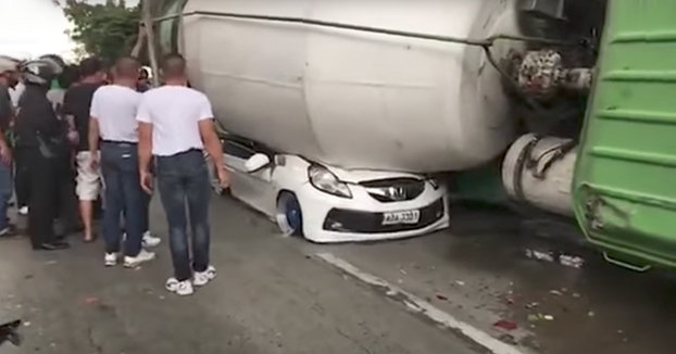 Una hormigonera pierde el control y acaba aplastando un coche con cinco personas dentro