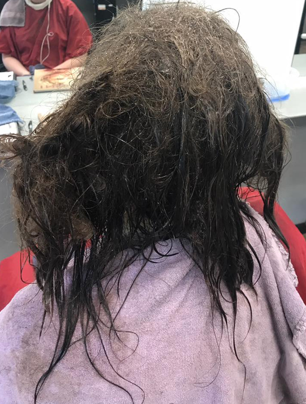 Una peluquera se niega a rapar a una chica deprimida y le devuelve la sonrisa arreglándole el pelo