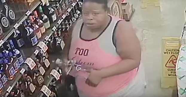 La policía busca a esta mujer que robó un montón de botellas de alcohol y salió de la tienda como si nada