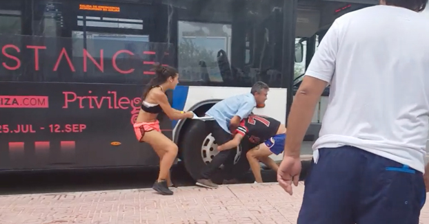 Una pareja de turistas españoles agrede a un conductor de autobús de Ibiza (Vídeo)